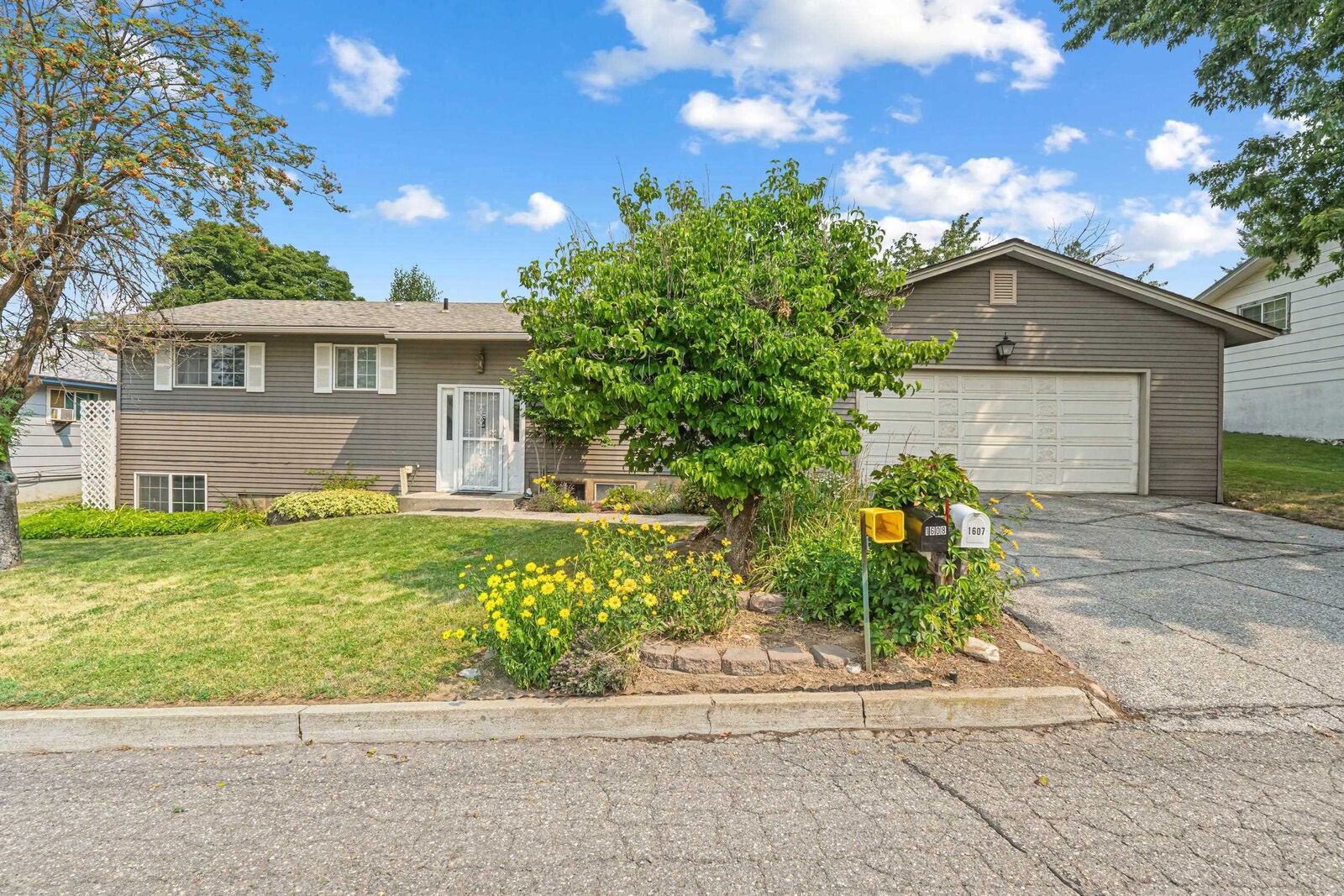 Property Photo:  1607 E Ivy Ave  WA 99114-0000 