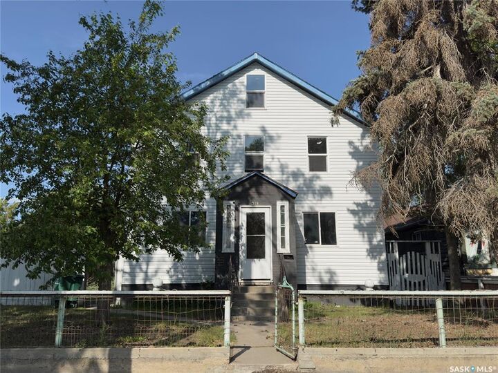 Property Photo:  319 H Avenue S  SK S7M 1W4 