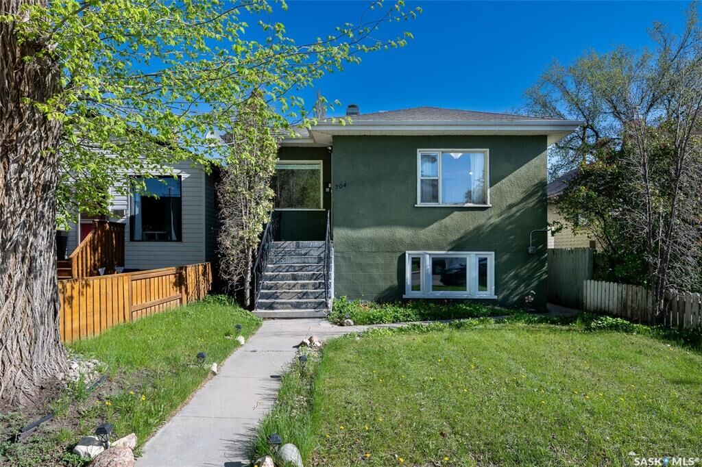 Property Photo:  204 25th Street W  SK S7L 0C4 