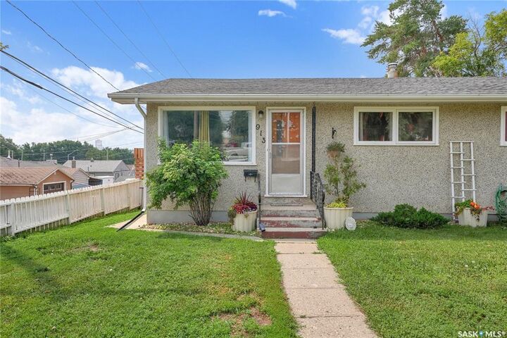 Property Photo:  913-915 Hochelaga Street W  SK S6H 2H7 