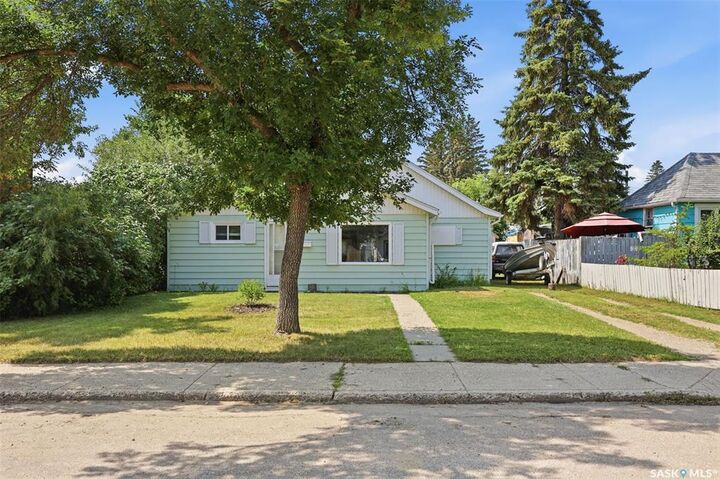 Property Photo:  925 L Avenue S  SK S7M 2J2 