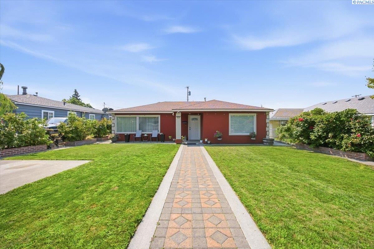Property Photo:  1628 W Bonneville St  WA 99301 