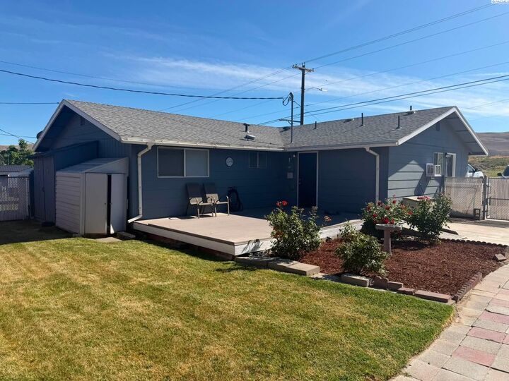 Property Photo: 1114 Horne Dr WA 99320