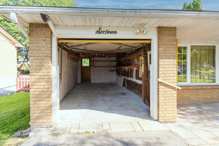 Property Photo:  16 Austin Street  ON K8V 1Z4 