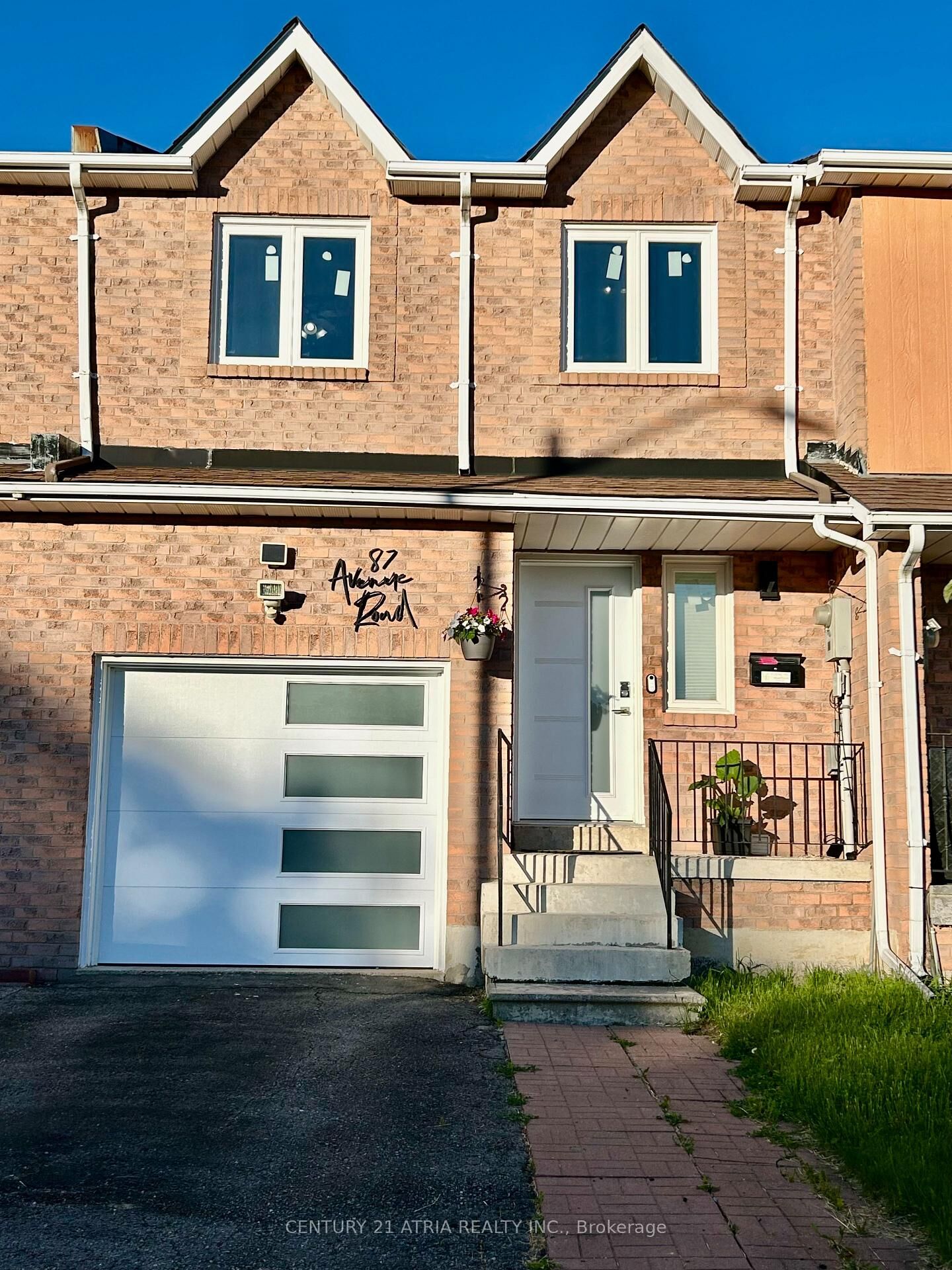 Property Photo: 87 Avenue Road ON L4C 9N6