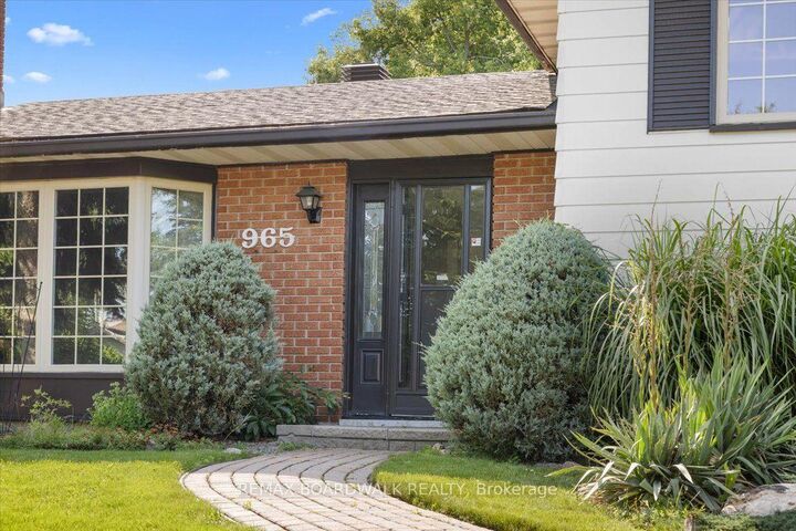 Property Photo:  965 Cahill Drive W  ON K1V 9H9 