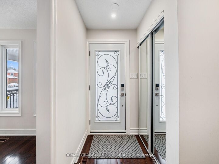 Property Photo:  1552 Dellbrook Avenue  ON L1X 2L7 