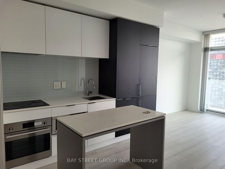 Property Photo:  33 Helendale Avenue 2108  ON M4R 0A4 