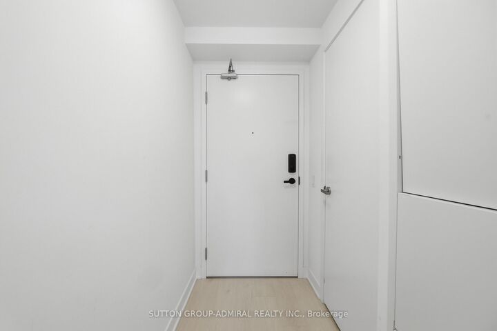 Property Photo:  3900 Confederation Parkway 1002  ON L5B 0M3 
