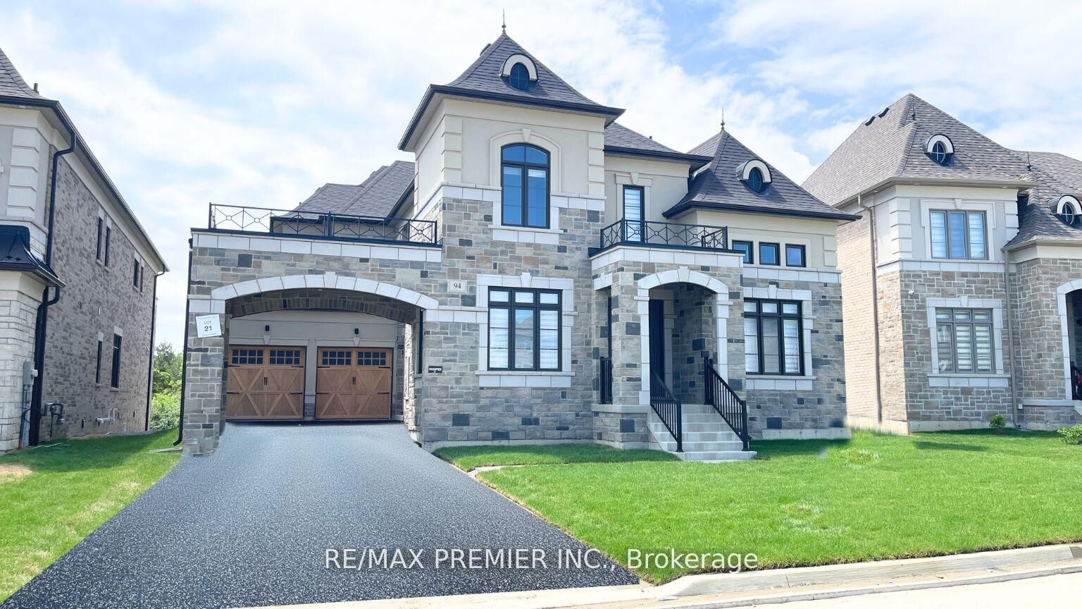 Property Photo:  94 Sunny Acres Crescent  ON L7B 0S6 
