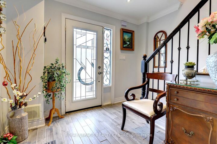 Property Photo:  1296 Woodhill Court  ON L5E 3H1 