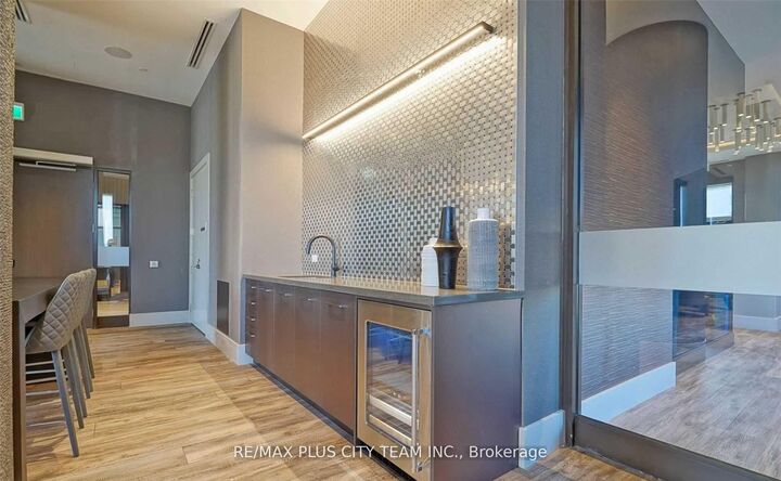 Property Photo:  2550 Simcoe Street N 1217  ON L1L 0R5 