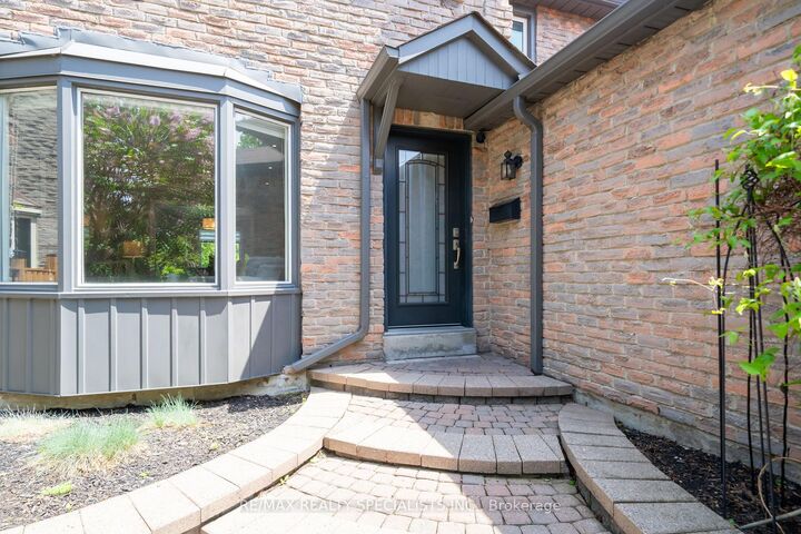 Property Photo:  4021 Sasha Court  ON L4W 3K9 