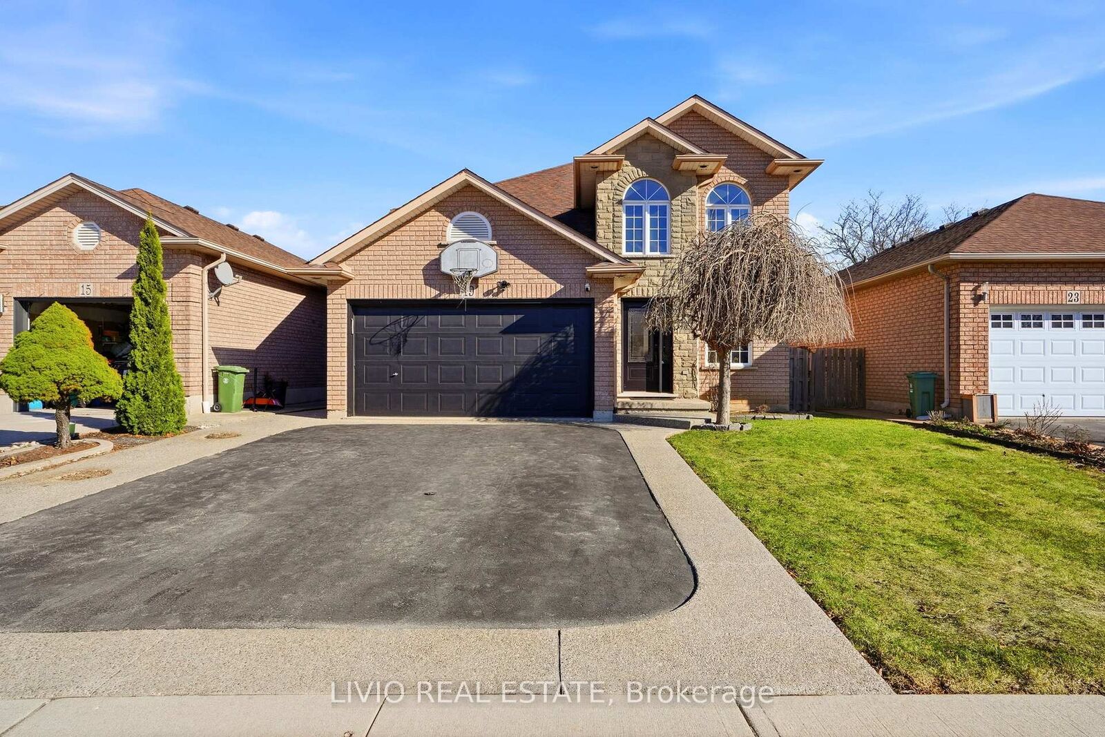 Property Photo: 19 Konstantine Court ON L9B 2T3