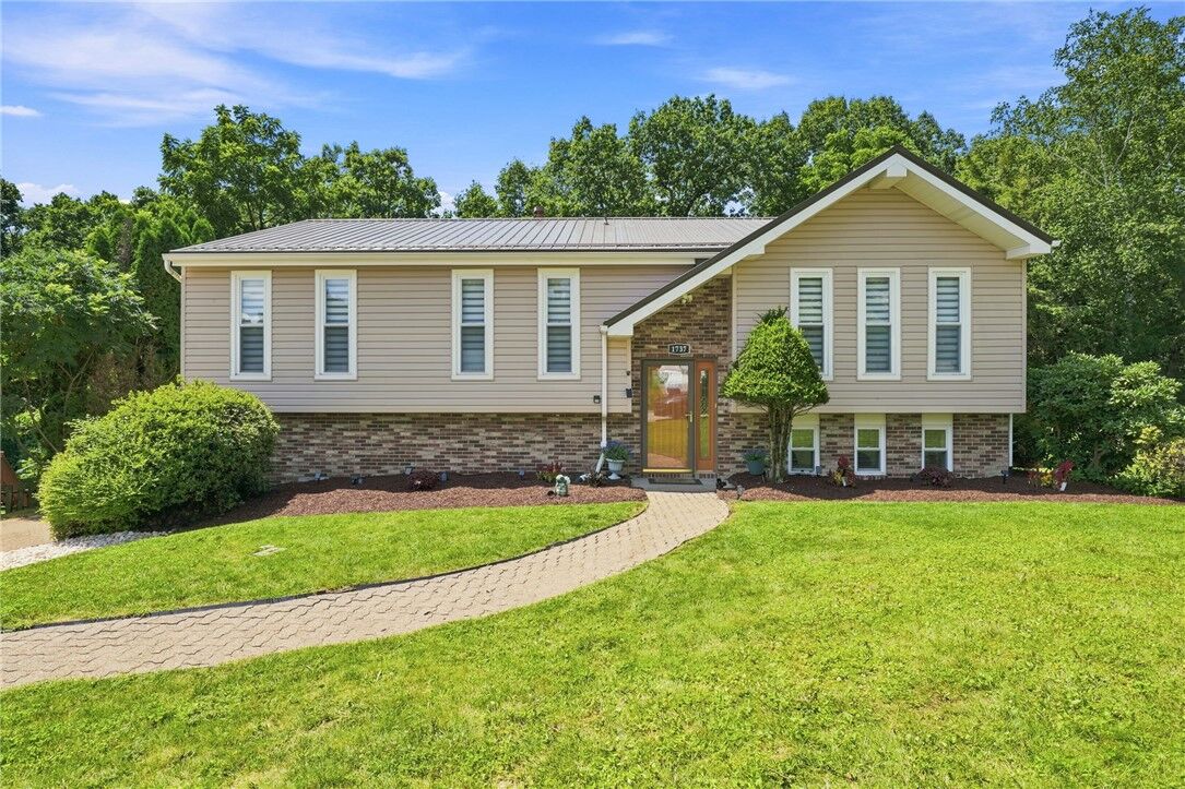 Property Photo:  1737 Grove Crest Drive  PA 15239 