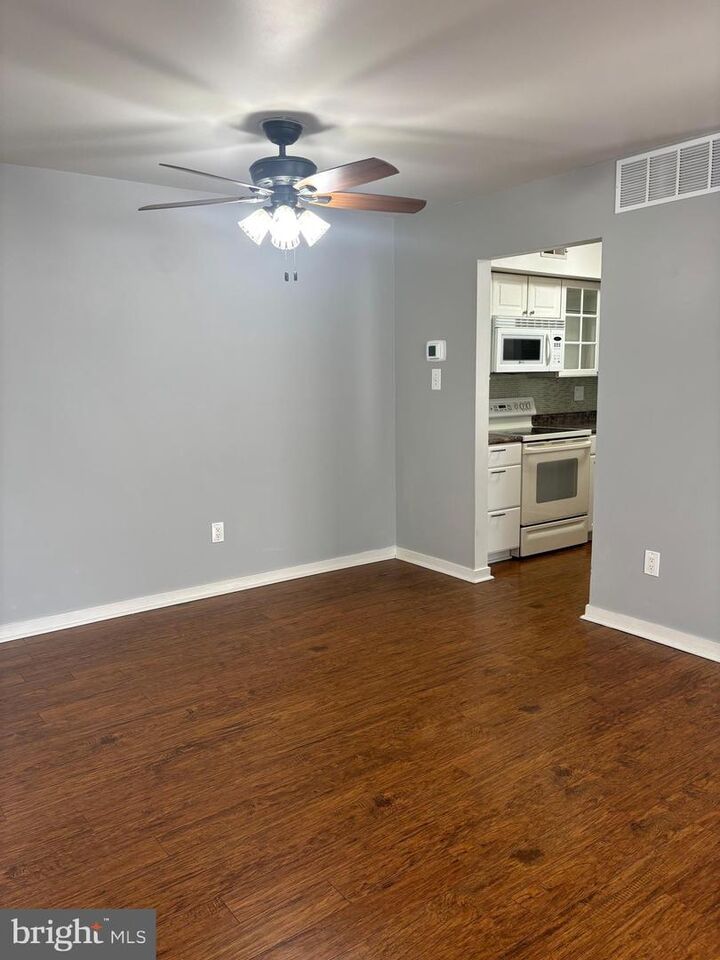 Property Photo:  1303 Roberts Way  NJ 08043 