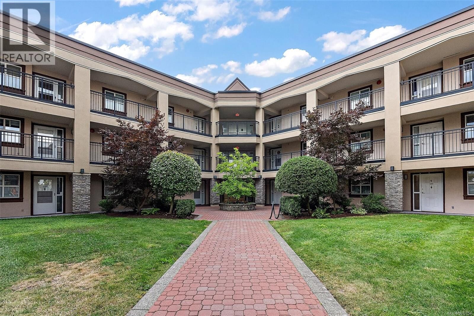 Property Photo:  3969 Shelbourne Street 212  BC V8N 6J5 