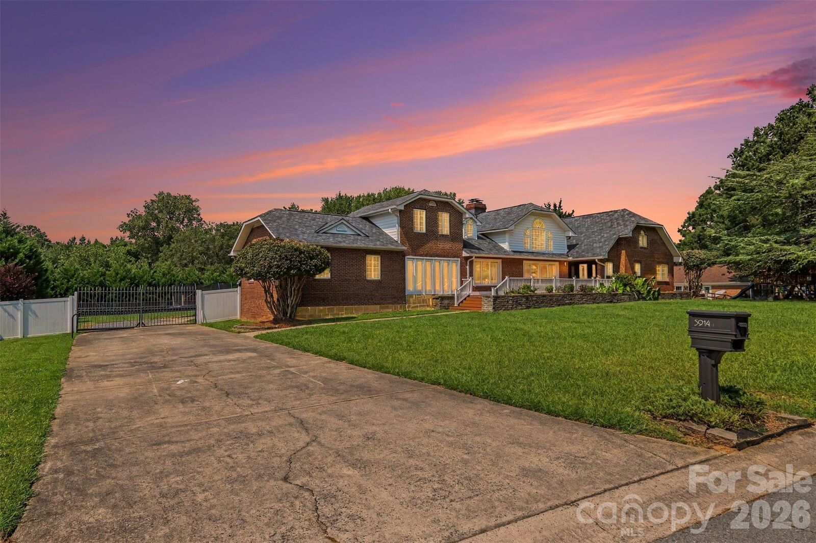 Property Photo: 5914 Hanna Court NC 28212