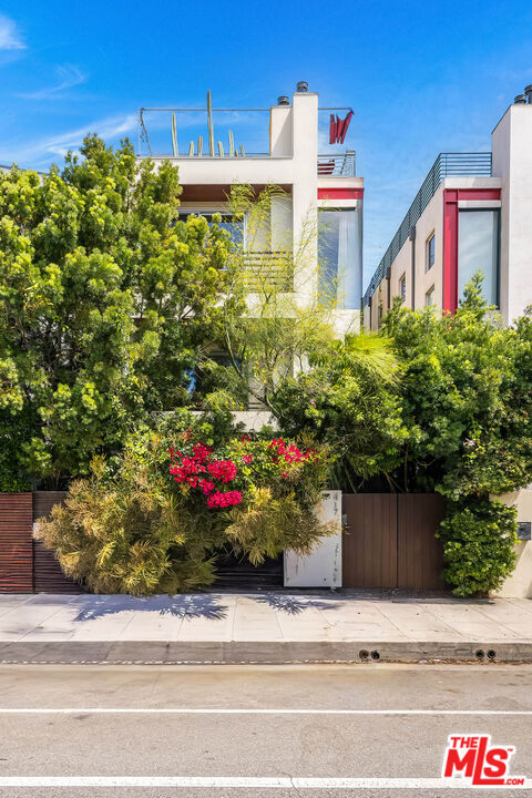 Property Photo: 417 Venice Way CA 90291