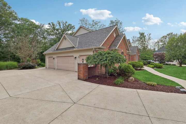 Property Photo: 37540 Delamere Court OH 44139