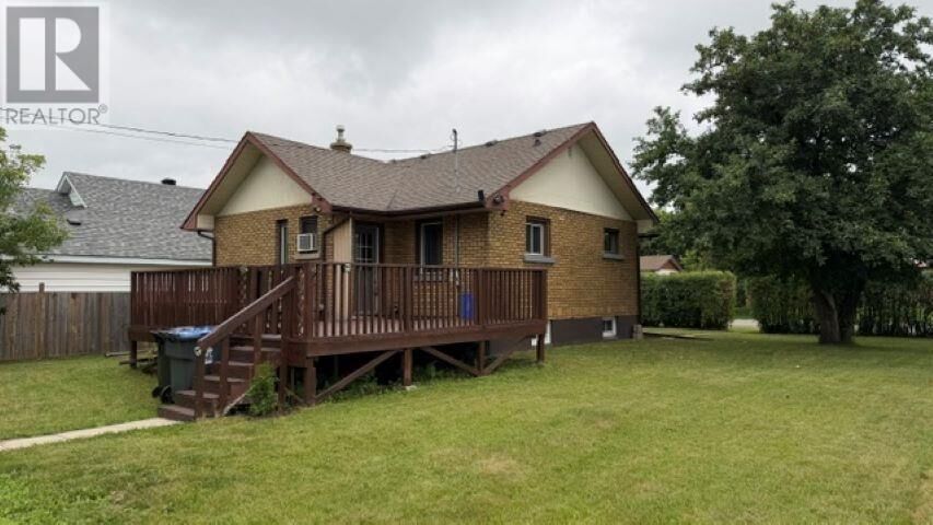 Property Photo:  700 Francis St  ON P7E 4E1 