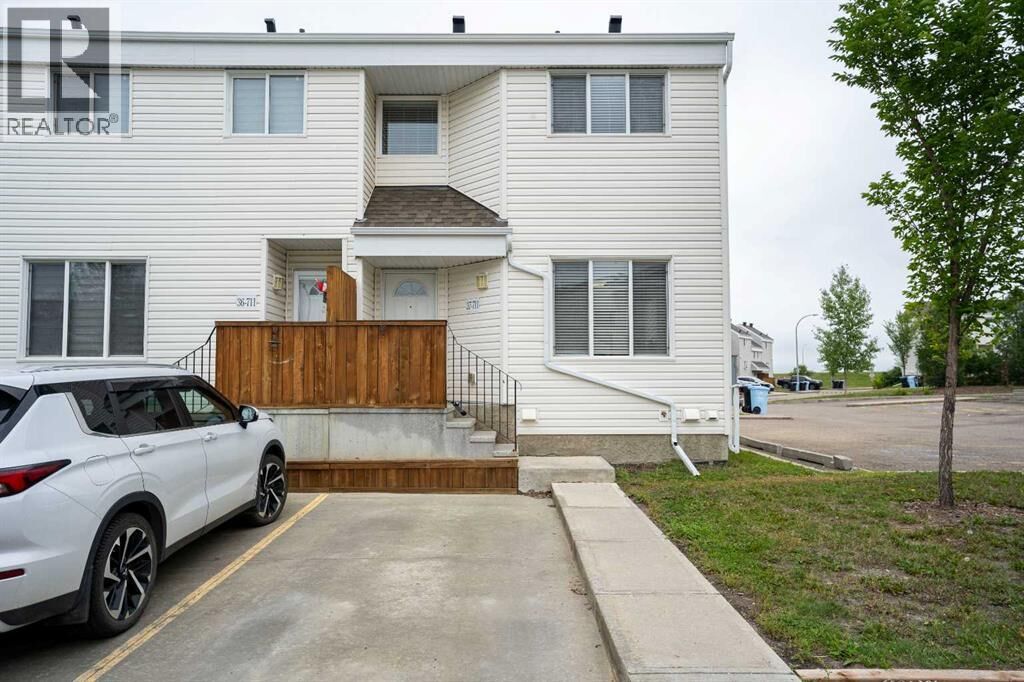 Property Photo: 711 Beacon Hill Drive AB T9H 3R5