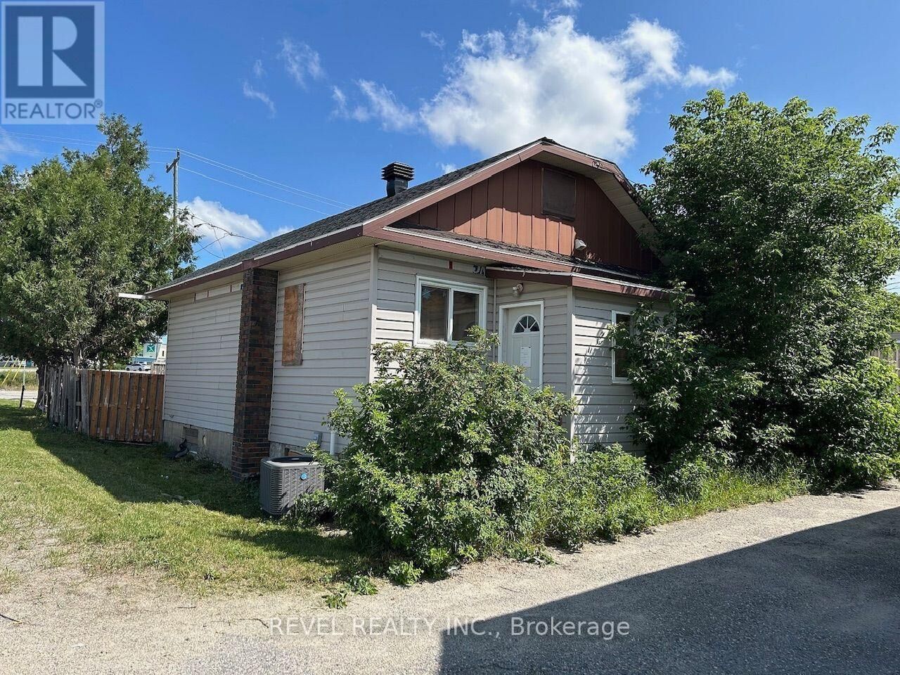 Property Photo:  331 Lang Avenue  ON P4N 1H7 
