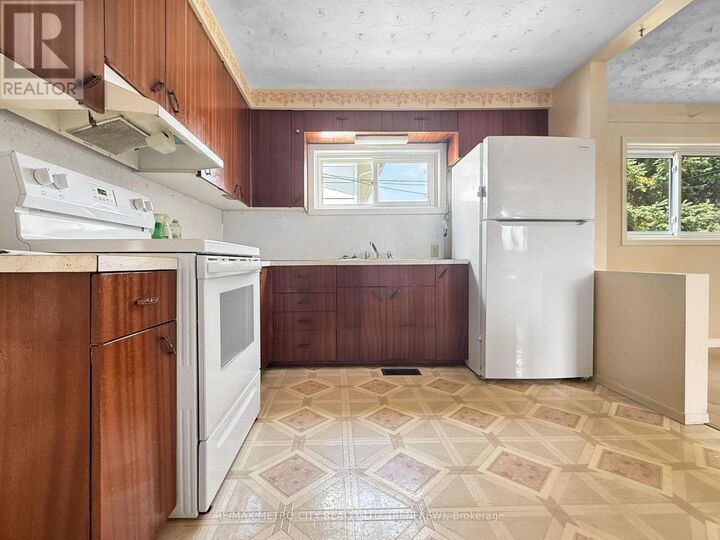 Property Photo:  786 Seventh Street  ON K7V 1B7 