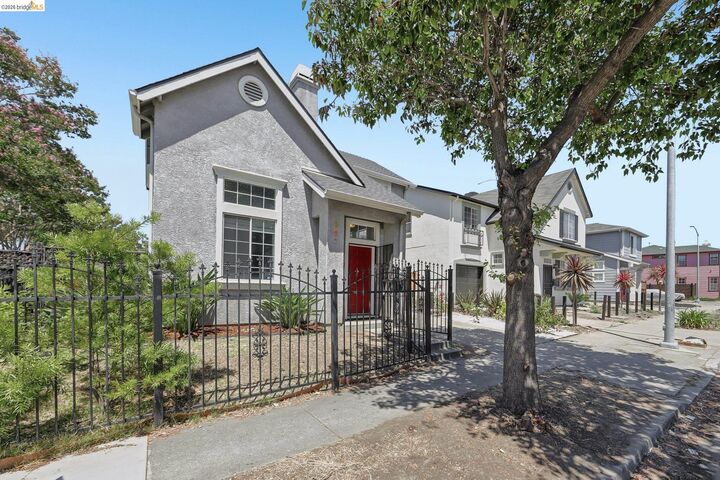 Property Photo: 807 Myrtle St CA 94607