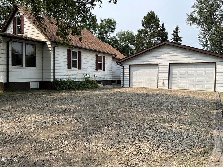 Property Photo:  612 Bismarck Avenue  ND 58579 