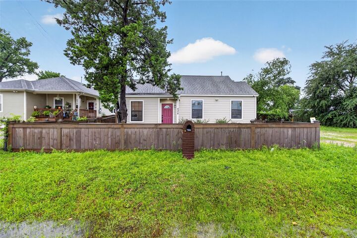 Property Photo:  428 Van Molan Street  TX 77022 