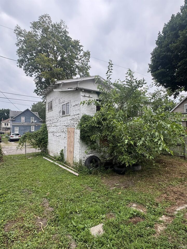 Property Photo: 1031 Edgewater Avenue IN 46805