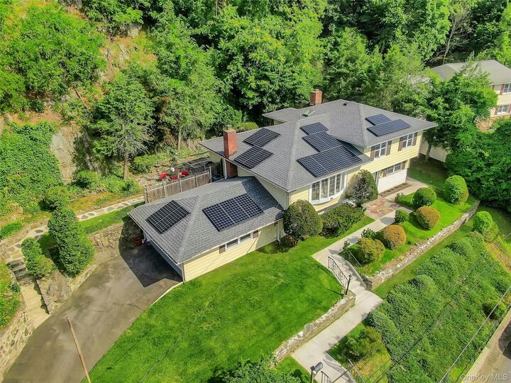 Property Photo:  14 Russell Place  NY 10522 