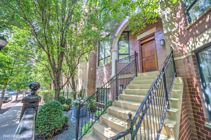 Property Photo: 2614 N Hermitage Avenue IL 60614