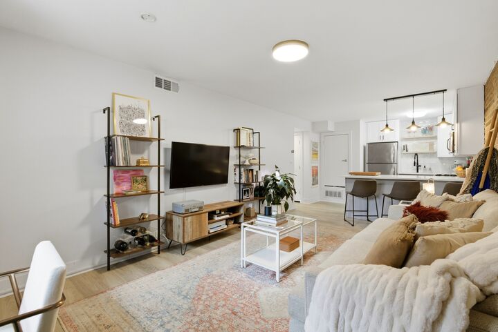 Property Photo:  910 W Diversey Parkway F  IL 60614 