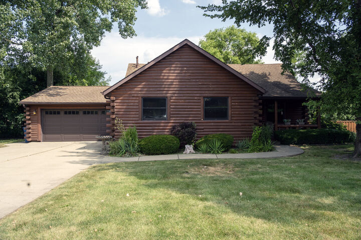 Property Photo: 1033 W Wood Street IL 60106