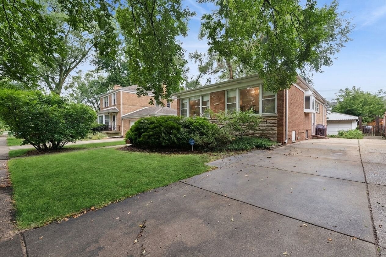 Property Photo: 1619 Seward Street IL 60202