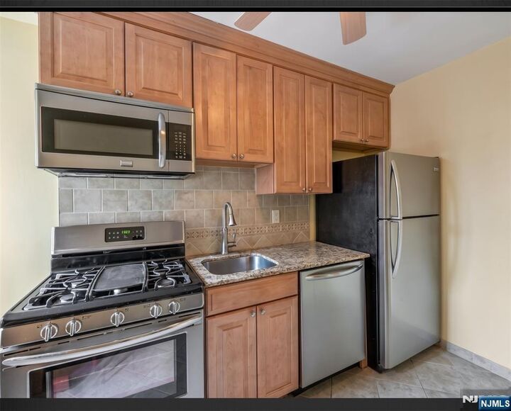 Property Photo: 420 Park Place 5C NJ 07024