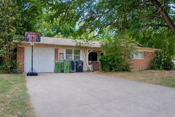Property Photo:  505 Lynda Lane  TX 76010 