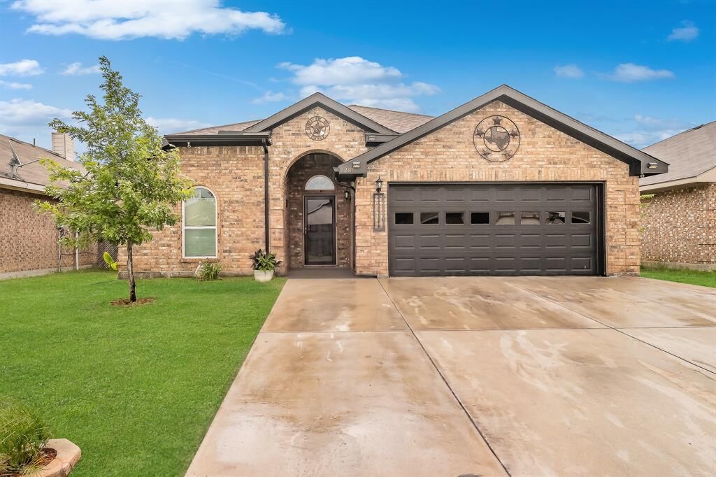 Property Photo: 1240 Camden Yard Drive TX 76028