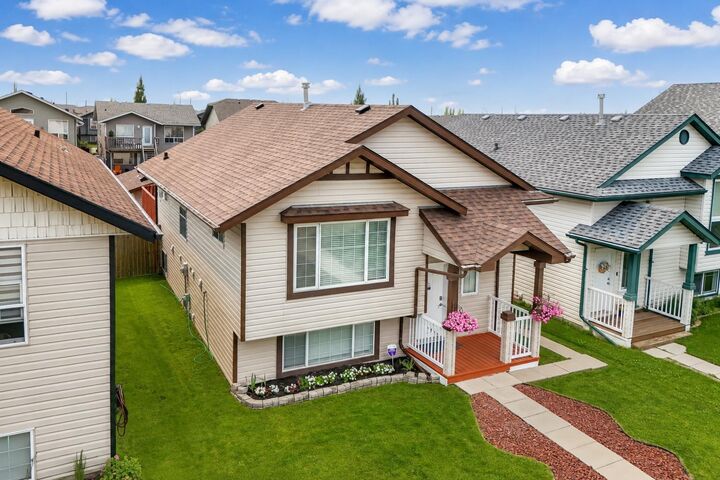 Property Photo: 138 Lanterman Close AB T4R 3N8