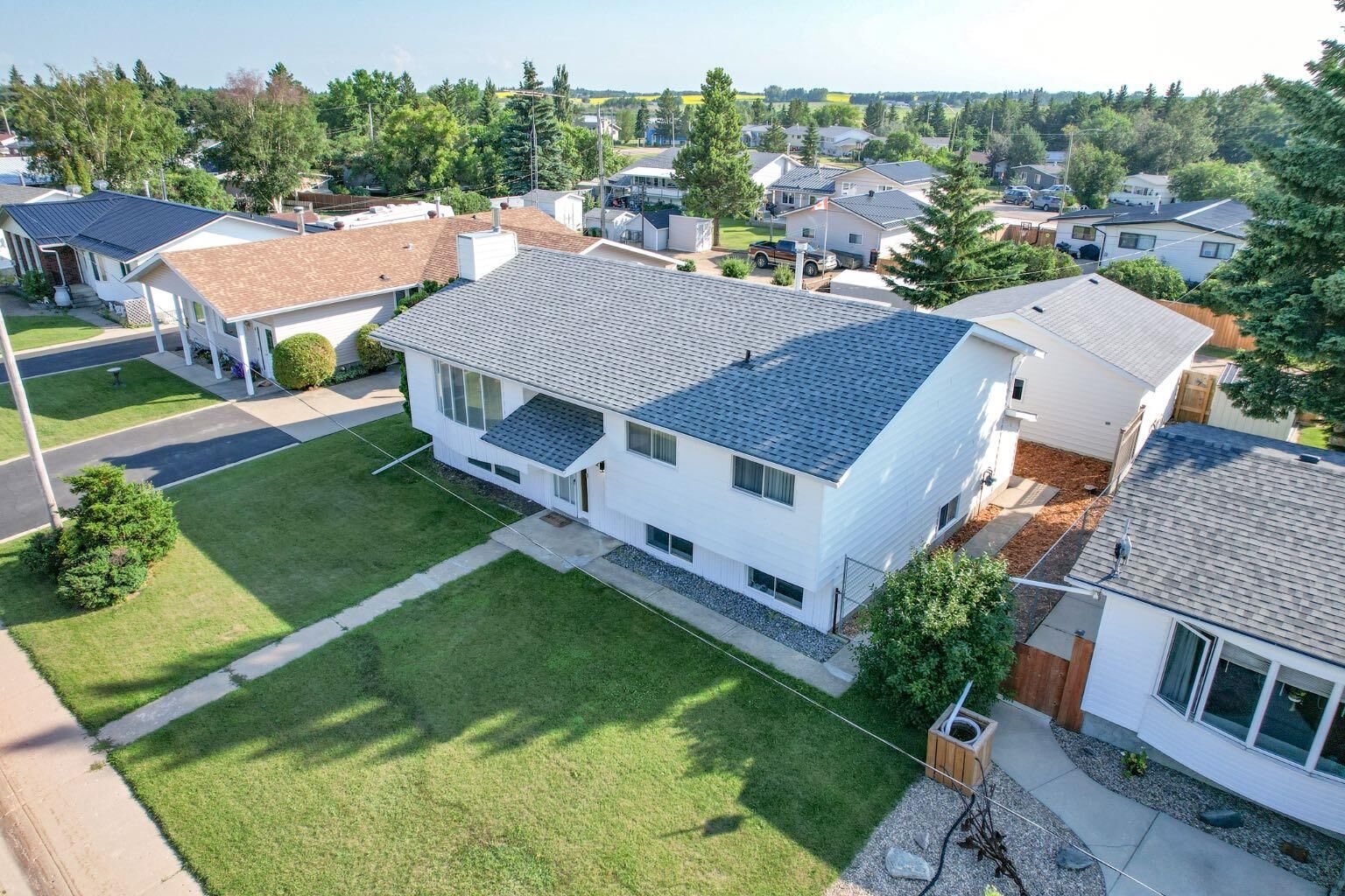 Property Photo:  22 Robinson Place  AB T0B 0H0 