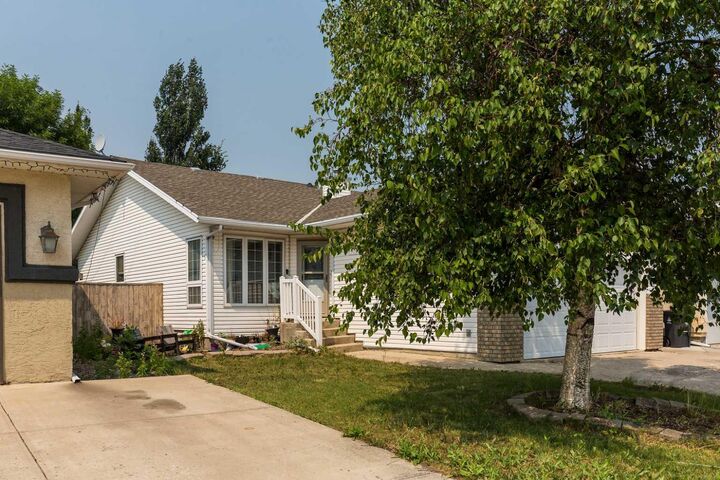14 Heritage Road W — photo 1