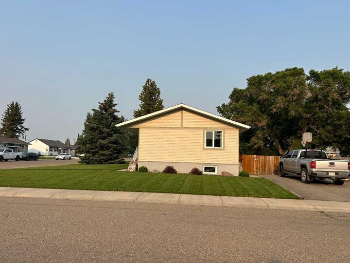 Property Photo:  949 3 Avenue N  AB T0K 2K0 