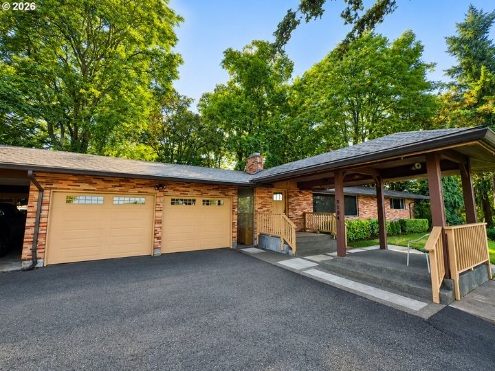 Property Photo:  3104 E McLoughlin Blvd  WA 98661 