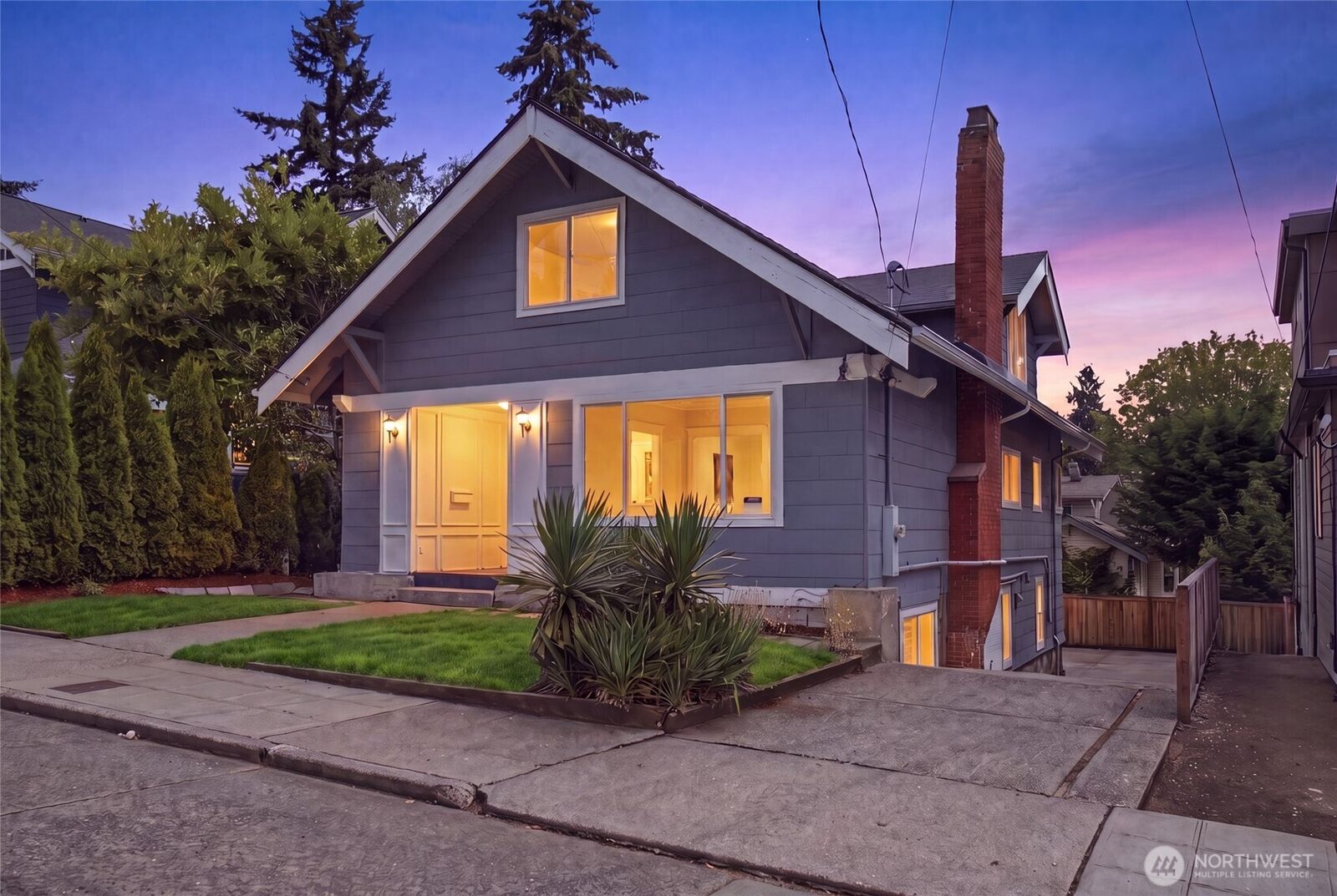 Property Photo:  4318  1st Avenue NE  WA 98105 