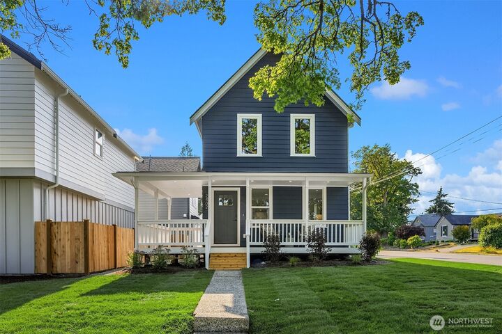 Property Photo: 2402 Cleveland Avenue A WA 98201