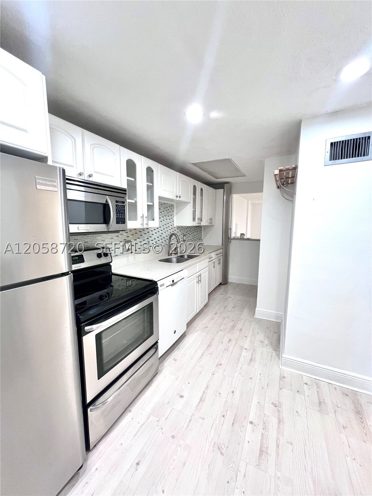 Property Photo: 3660 NE 166th St 405 FL 33160