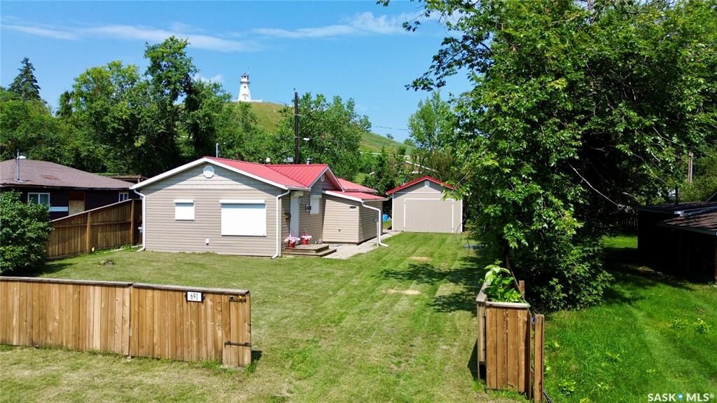 Property Photo:  691 Joseph Crescent  SK S0M 0L0 