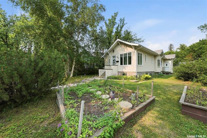 Property Photo:  627 9th Avenue N  SK S7K 2Y6 